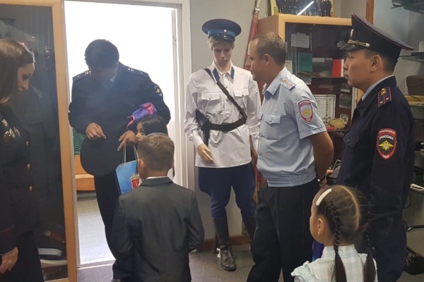 В Кировском районе прошло торжественное поздравление первоклассников из многодетных семей сотрудников УМВД