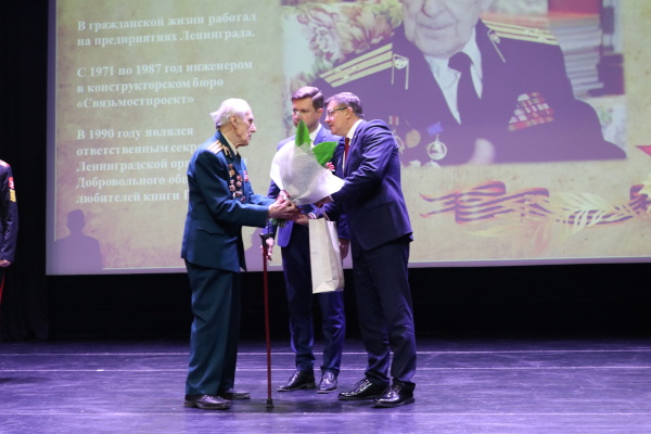 В Пушкинском районе начали вручать юбилейные медали в честь 75-летия Победы