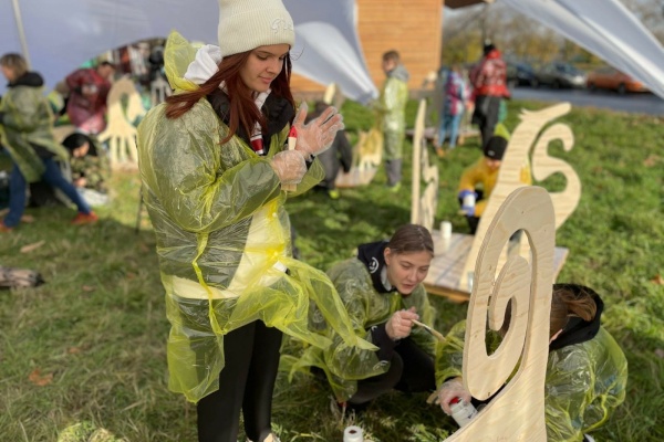 Учащиеся Кировского района приняли участие в культурно-благотворительной акции "Арт-субботник"