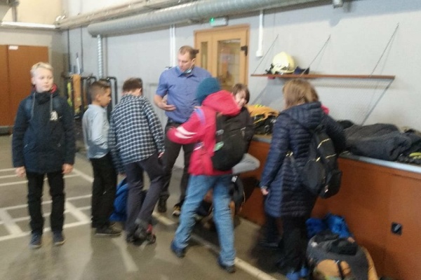 Петербургских школьников познакомили с профессией пожарного