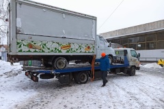 У метро «Ломоносовская» закрыли несколько нелегальных торговых точек