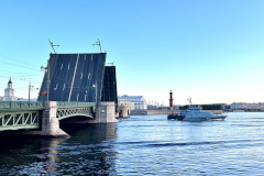 Разводка мостов во время Главного Военно-морского парада