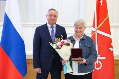 Тренеру-преподавателю художественной гимнастики Пушкинского района присвоили почетное звание «Заслуженный работник физической культуры Санкт‑Петербурга» и вручили нагрудный знак