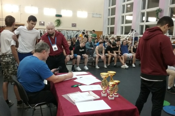 Во Фрунзенском районе прошли открытые соревнования по жиму штанги лежа