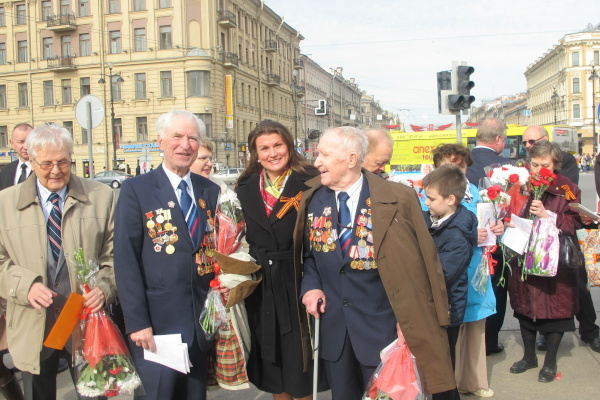 На церемонии возложения цветов, школьники подарили ветеранам открытки, сделанные своими руками