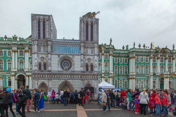 Фестиваль "В гостях у Ангела" на Дворцовой площади в рамках празднования Международного дня защиты детей. 30 мая - 1 июня 2014 года