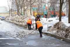 Уборка продолжается: чистят дворы, улицы, кровли