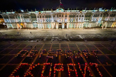 Молодые петербуржцы провели на Дворцовой площади флешмоб в знак солидарности с жертвами теракта