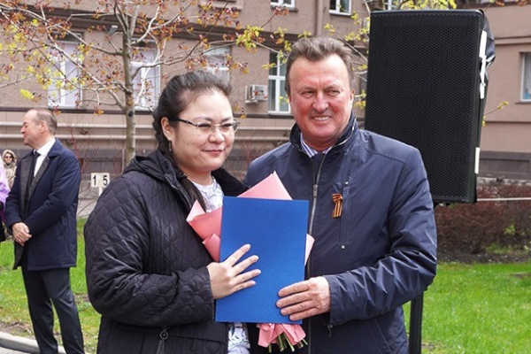 Глава района Владимир Ушаков вручил грамоты сотрудникам АО «Ленгипротранс»