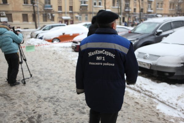 Крыши домов в Невском районе очищают от наледи. Автовладельцев  просят не препятствовать уборке снега и льда