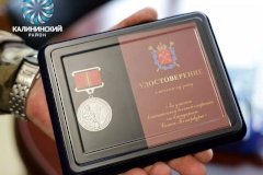 Бойцов СВО из Калининского района наградили памятными знаками