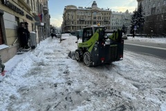 13 января во дворах и внутриквартальных подъездах Петроградского района снег убирали 65 единиц техники и 458 дворников