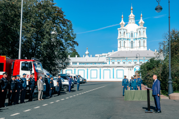 Передача новой техники петербургским пожарным и спасателям