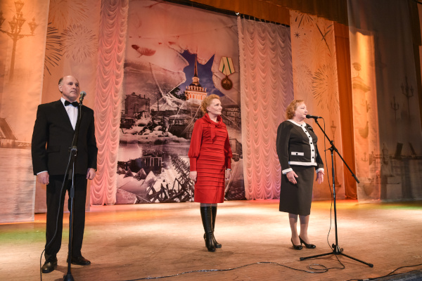 В Кронштадтском Дворце молодежи прошел праздничный концерт "Непобедимый Ленинград",посвященный полному освобождению Ленинграда от фашистской блокады