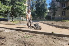 Работа кипит: продолжается комплексное благоустройство двора на Синявинской улице