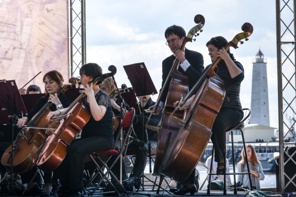 В Петровском парке Кронштадта состоялся концерт «Свиридов и современники», посвященный 100-летию композитора, в рамках проекта «Культура рядом».
