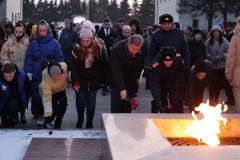На Пискаревском мемориальном кладбище прошла молодежная патриотическая акция «Скорбим у Вечного огня», посвященная Дню неизвестного солдата