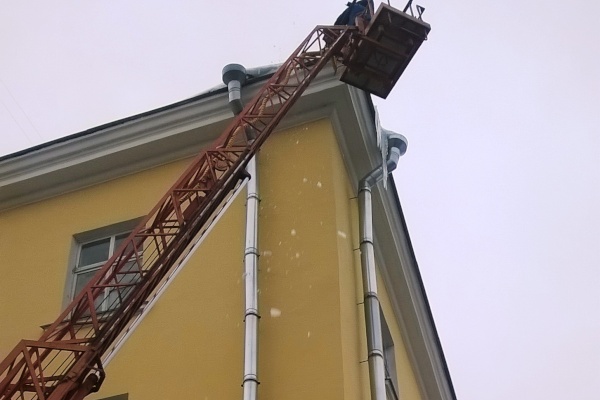 Районная администрация приняла экстренные меры по очистке кровли зданий Ломоносовского морского колледжа от наледи и сосулек