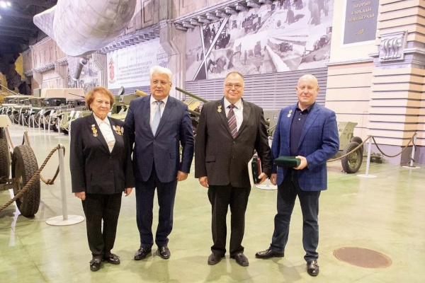 Вручение памятных знаков «350 лет Петру Великому»