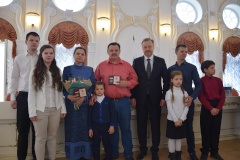 Губернатор наградил семью Центрального района