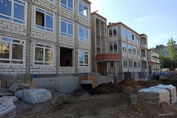 На территории Пушкинского района продолжается активное строительство объектов образования в Шушарах и в Пушкине, завершение строительства которых планируется до конца 2020 года.