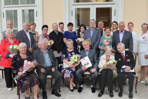 Медалями «За любовь и верность» наградили 8 семейных пар Пушкинского района