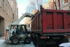 49 единиц техники и 38 специалистов убирали улицы в Петроградском районе в условиях сильного снегопада