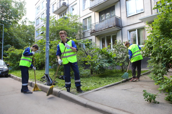 В Купчино петербургские и немецкие подростки вместе вышли на уборку улиц