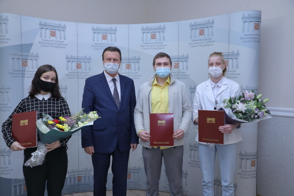 Глава района вручил документы на квартиры