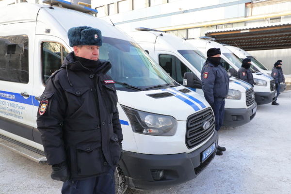 Александр Беглов вместе с начальником Главного управления МВД России по Санкт‑Петербургу и Ленинградской области Романом Плугиным провел смотр личного состава специального полка полиции