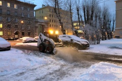 Коммунальщики Кировского района активно ликвидируют последствия ночного снегопада