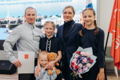 Александр Беглов: Жилищные сертификаты наряду с маткапиталом и выплатой на погашение ипотеки помогают многодетным петербургским семьям растить детей в комфортных условиях