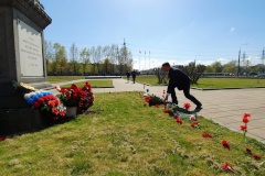Глава администрации Алексей Гульчук почтил память павших героев на мемориале "Журавли"