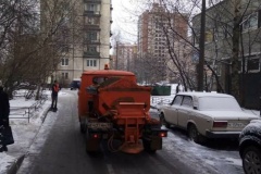 Продолжаются работы по очистке территорий Невского района от снега