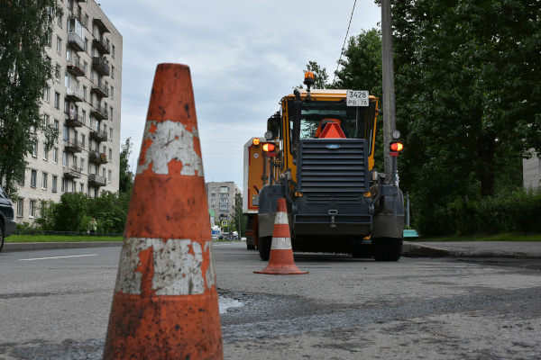 В Кировском районе продолжаются работы по устранению дефектов асфальтобетонного покрытия