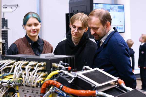 Александр Беглов встретился со школьниками Петербурга, занимающимися научно-техническим творчеством