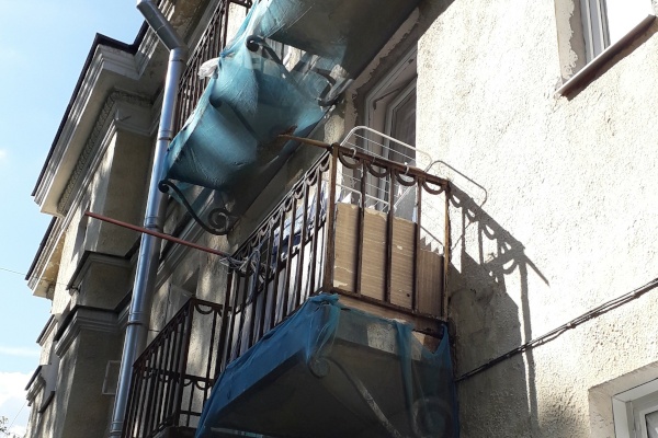 На территории Красносельского района Санкт‑Петербурга, ежедневно осуществляется осмотр жилищного фонда в части проверки состояния фасадов здани