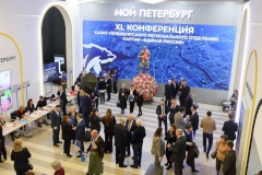 Свыше трёх тысяч керамических цветов создано петербуржцами для символического пьедестала в виде земного шара скульптуры «Защитник Отечества»