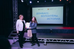 В Московском районе проходит фотовыставка «Донбасс. Волонтеры. Истории»