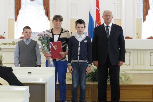Две многодетные семьи Невского района получили документы на новые квартиры