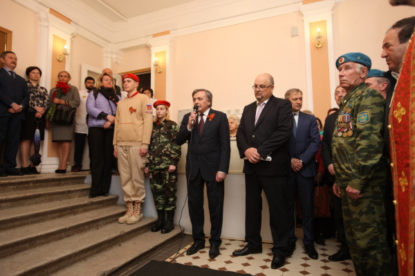 В Николаевской больнице открыли памятную доску погибшим в войне медикам Петергофа
