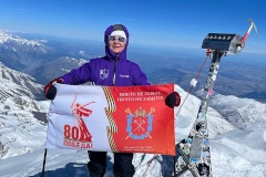 Председатель Комитета финансов Санкт‑Петербурга подняла флаг Победы на вершине Эльбруса в честь 80-летия Великой Победы