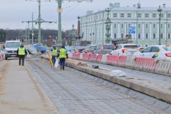 На Троицком мосту продолжается ремонт в зоне трамвайных путей