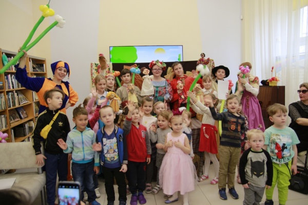 В Центральной районной библиотеки состоялась встреча «Развесёлая ярмарка» на проекте «Сказки бабушки Варварушки»