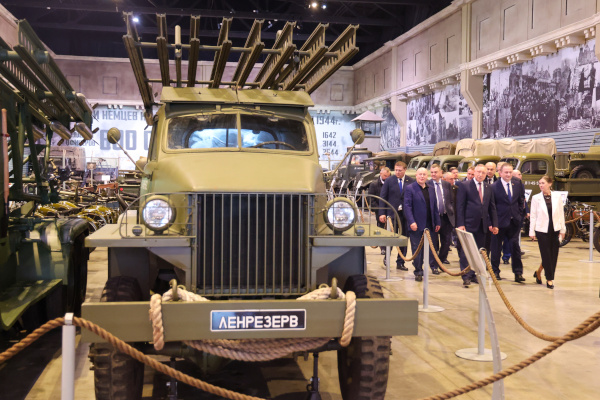 Александр Беглов и Александр Турчин осмотрели коллекцию раритетной военной техники в патриотическом объединении  «Ленрезерв»