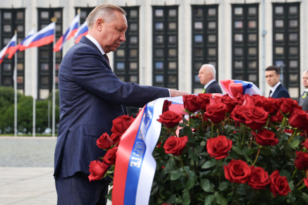 Церемония возложения цветов к Монументу героическим защитникам Ленинграда