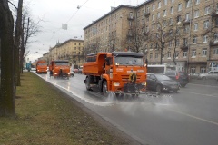 В Кировском районе приступили к мойке улиц с шампунем