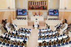 Александр Беглов: В Петербурге тестируют опытные образцы современной уборочной техники