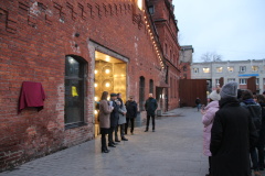 В пространстве «Севкабель Порт» установлена памятная доска в честь победы Санкт‑Петербурга в премии Организации городов всемирного наследия The Jean-Paul-L'Allier Prize