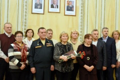 Семье из Центрального района передали памятную табличку погибшего в войну бойца